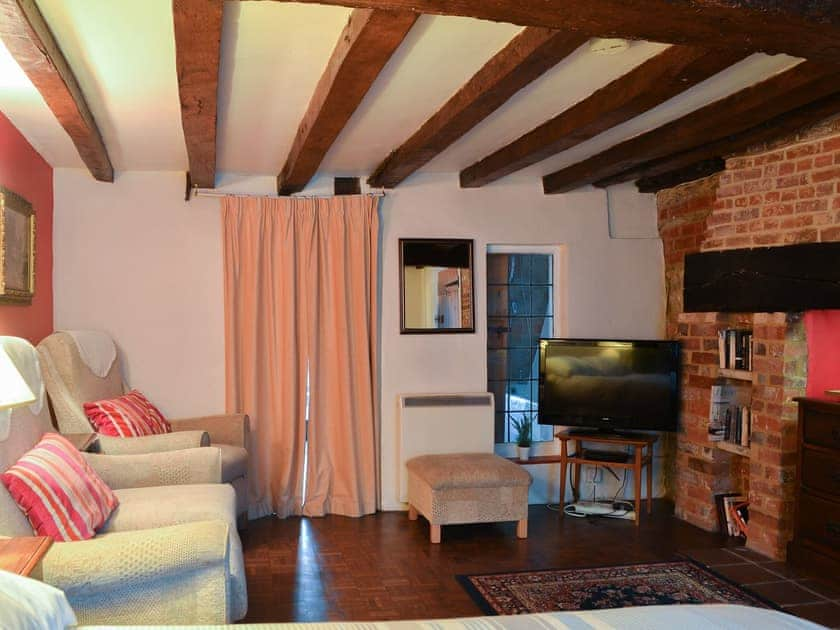 Charming beamed studio | Tudor Cottage Studio - Tudor Cottages, Romsey