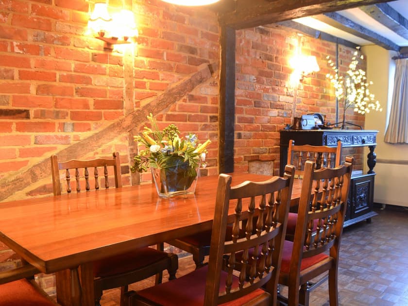 Dining room with exposed brickwork | Tudor Cottage - Tudor Cottages, Romsey