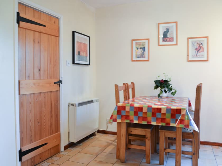 Modest dining area in the well appointed kitchen | Tudor Cottage - Tudor Cottages, Romsey
