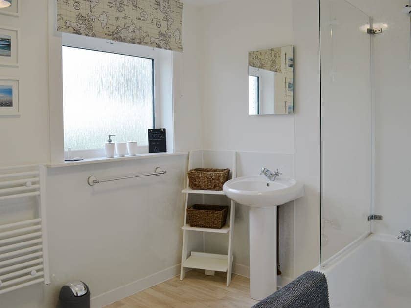 Bathroom | Cotters Cottage - Mid Bishopton Farm Cottages, Whithorn