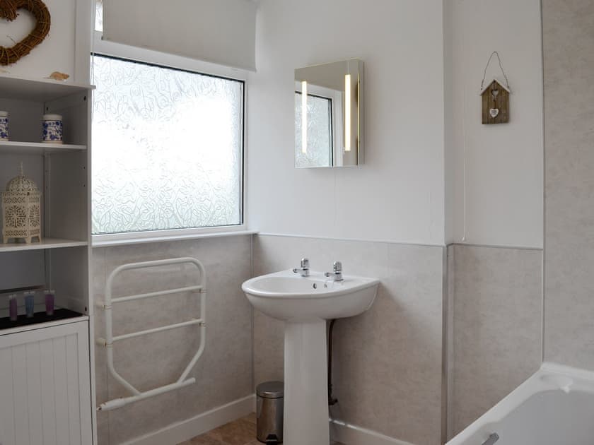 Bathroom | Mid Bishopton Cottage - Mid Bishopton Farm Cottages, Whithorn