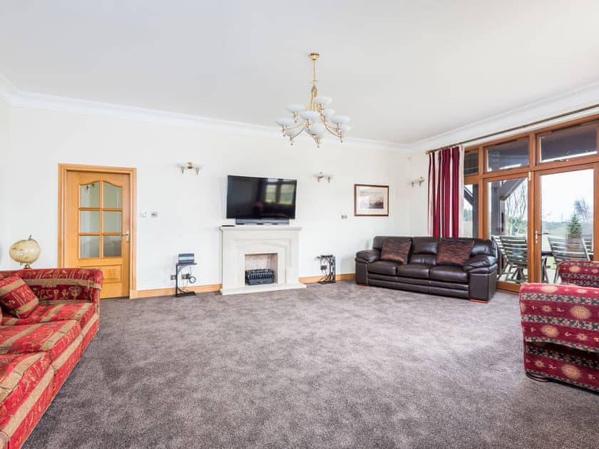 Spacious living room | Piperdam House, Piperdam, near Dundee