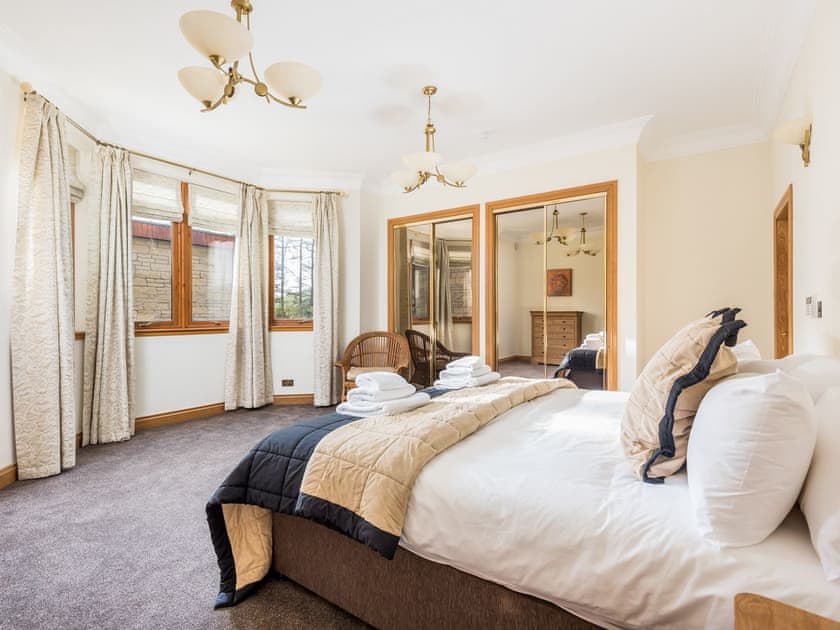 Elegant double bedroom | Piperdam House, Piperdam, near Dundee