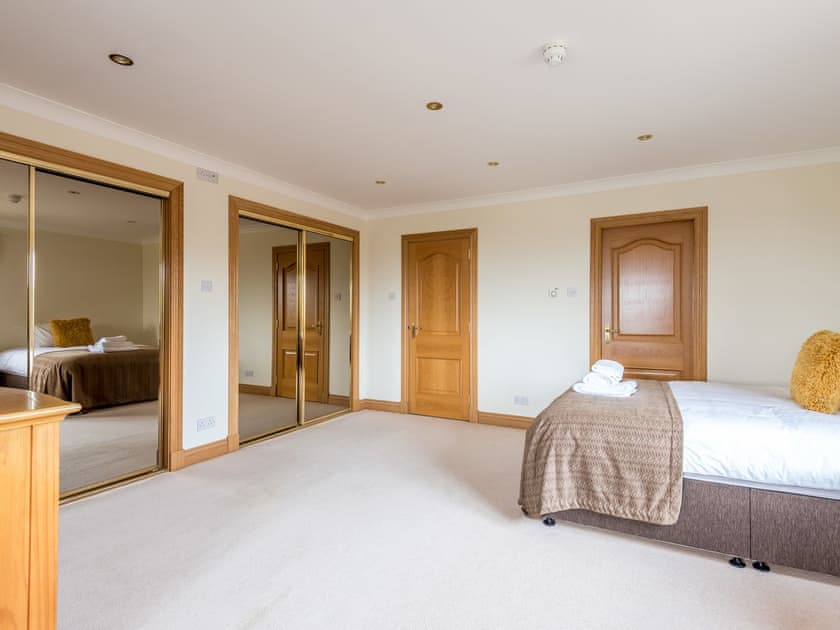 Relaxing double bedroom | Piperdam House, Piperdam, near Dundee