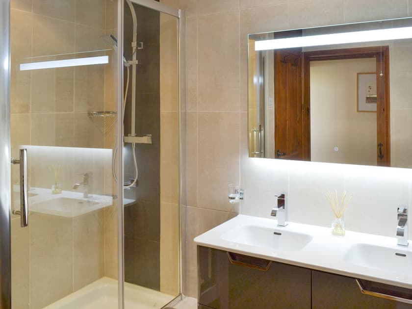 Attractive shower room with large shower cubicle | Rook - Newhouse Barton, Ipplepen, near Totnes
