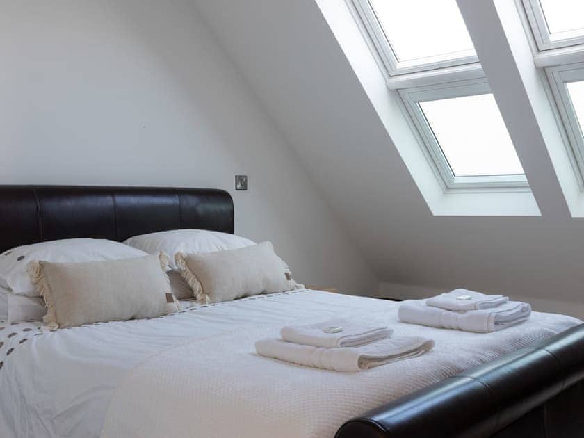 Relaxing double bedroom | The Penthouse @ Ocean Breeze, Stoke Fleming