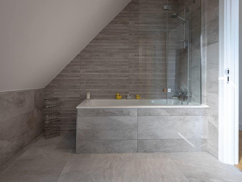 Spacious bathroom with shower over bath | The Penthouse @ Ocean Breeze, Stoke Fleming