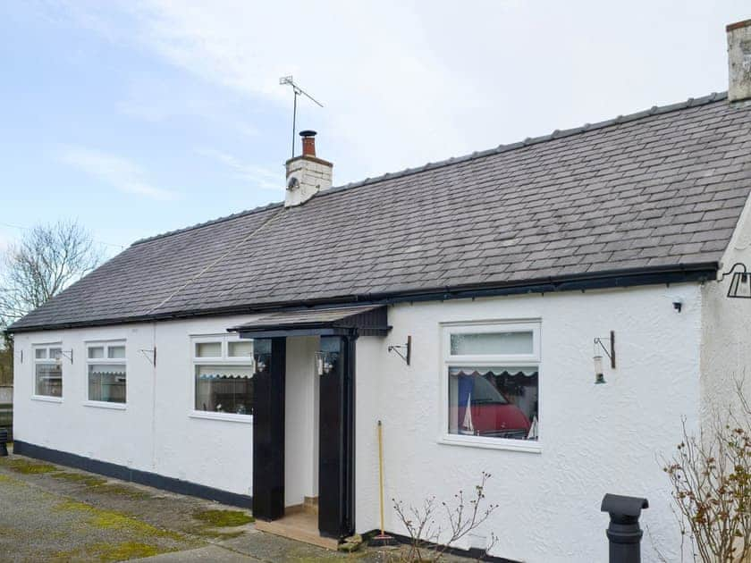 Charming single-storey holiday home | Pen Parc, Rhosybol, near Amlwch