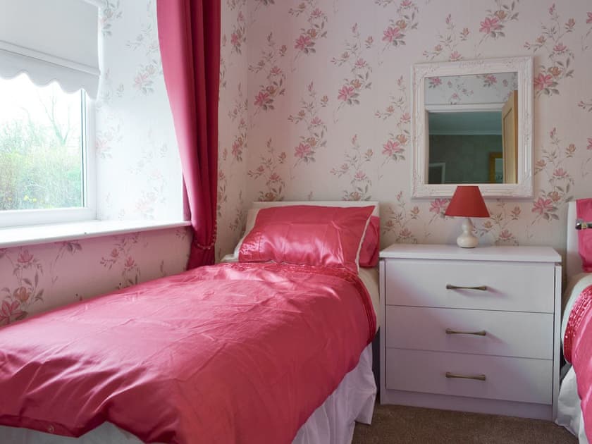 Airy twin bedroom | Pen Parc, Rhosybol, near Amlwch
