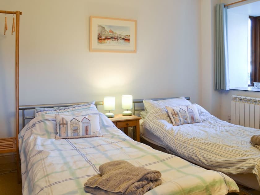 Pretty twin bedroom with en-suite | Tregella Farm Cottage, Near Padstow