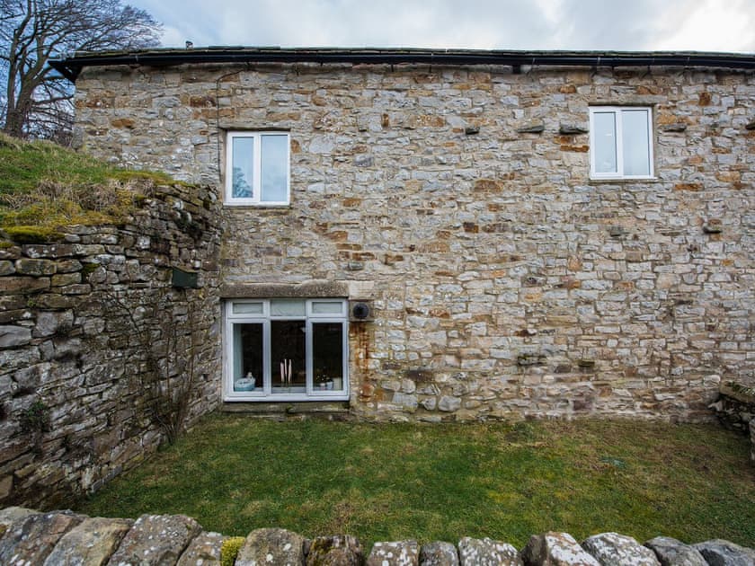 Lovely walled lawned garden | The Coach House, Fremington, near Richmond