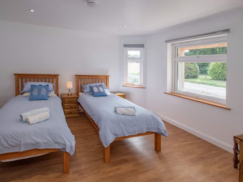Good-sized twin bedroom | Grange Farm Holiday’s - Red Squirrel Lodge - Grange Farm Holidays, Wootton, near Ryde