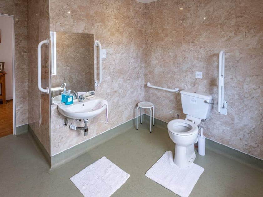 Family wet room | Grange Farm Holiday’s - Red Squirrel Lodge - Grange Farm Holidays, Wootton, near Ryde