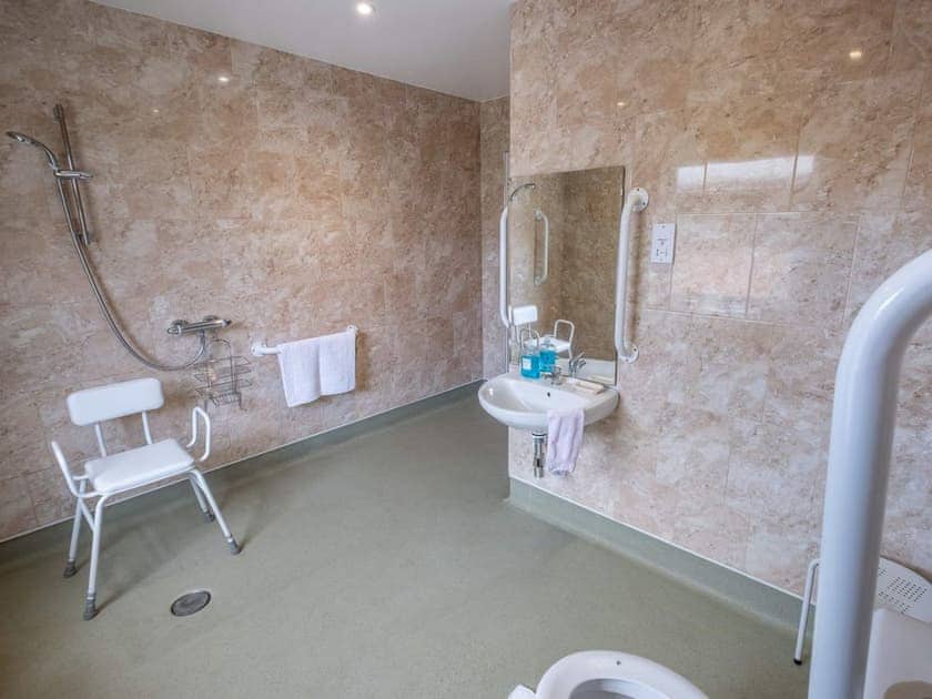 Convenient wet room | Grange Farm Holiday’s - Red Squirrel Lodge - Grange Farm Holidays, Wootton, near Ryde