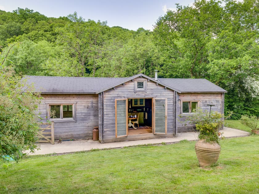 Beautiful remote lodge in 40 acres of private ancient woodland | Ash Mill Cabin, Ashreigney, near Chulmleigh