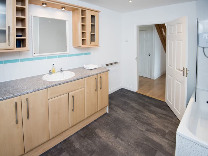 Family bathroom | Lyndhurst, Perranporth