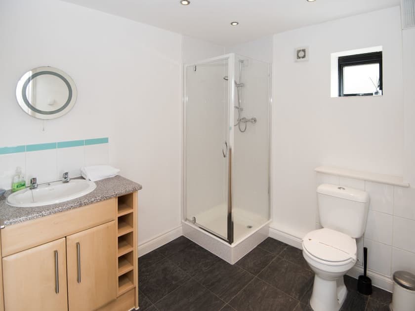 Master bedroom en-suite | Lyndhurst, Perranporth