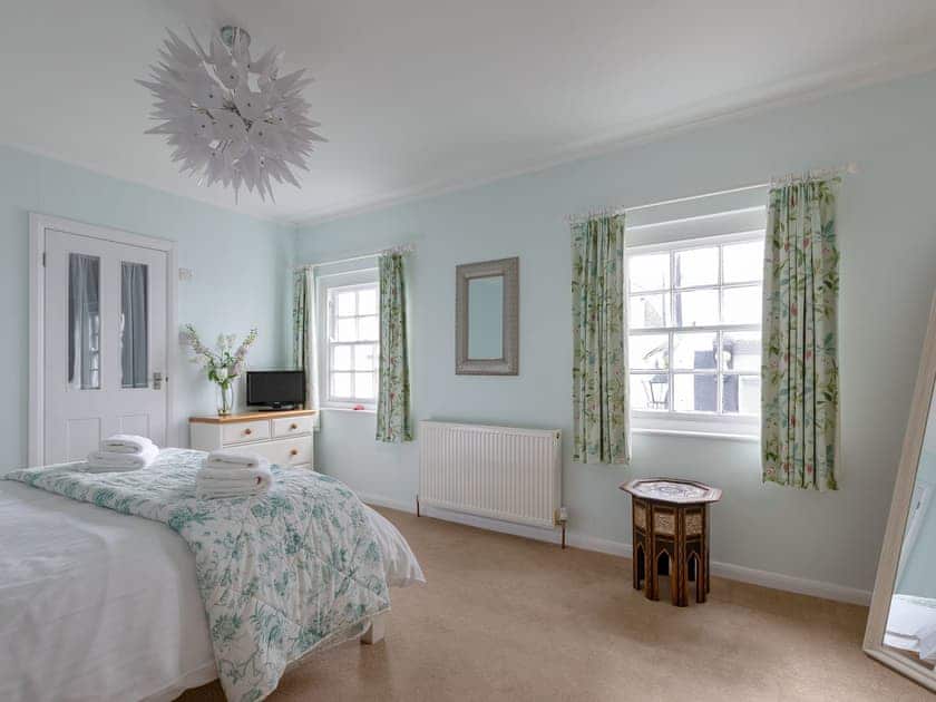 Spacious double bedroom | Marymede, Dartmouth