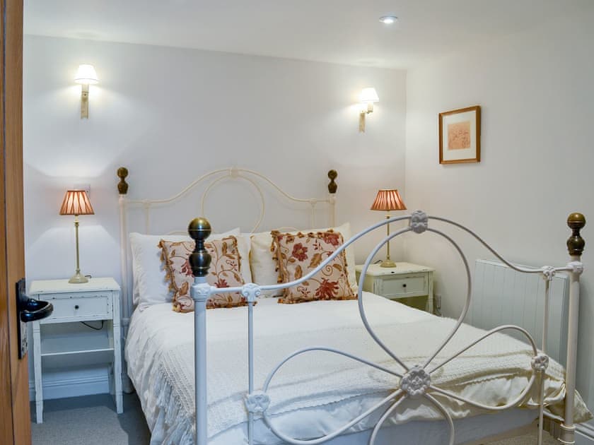 Elegant double bedroom with en-suite | Manor Cottage - Grattan Manor Cottages, Bow, near Crediton