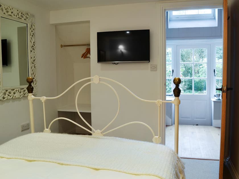 Elegant double bedroom with en-suite | Manor Cottage - Grattan Manor Cottages, Bow, near Crediton