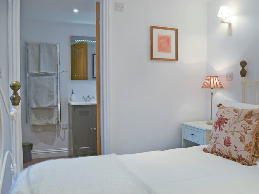 Elegant double bedroom with en-suite | Manor Cottage - Grattan Manor Cottages, Bow, near Crediton