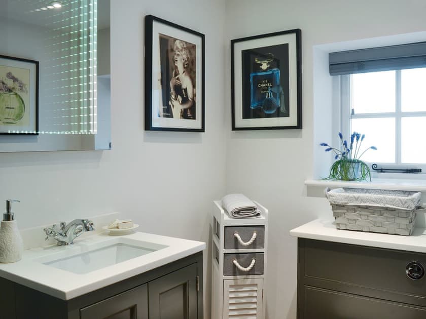 Modern en-suite shower room | Manor Cottage - Grattan Manor Cottages, Bow, near Crediton
