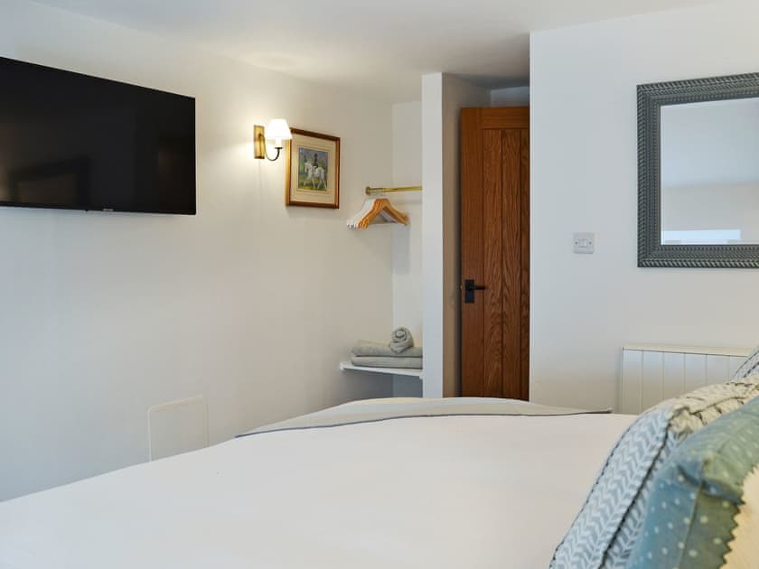 Sumptuous double bedroom | Manor Cottage - Grattan Manor Cottages, Bow, near Crediton