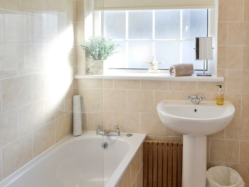Family bathroom | Seagull Cottage, Portreath