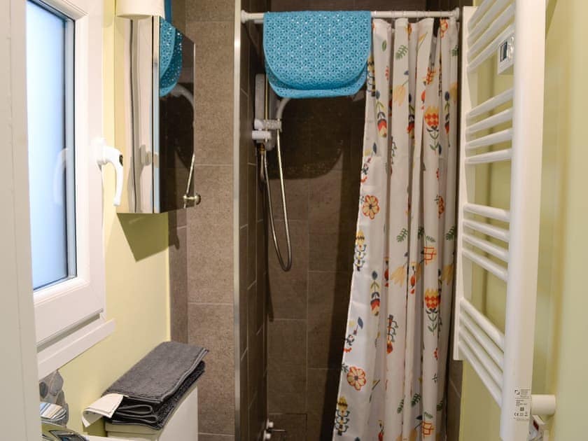 Shower room | Tŷ ar y Tro, Ffestiniog, near Blaenau Ffestiniog