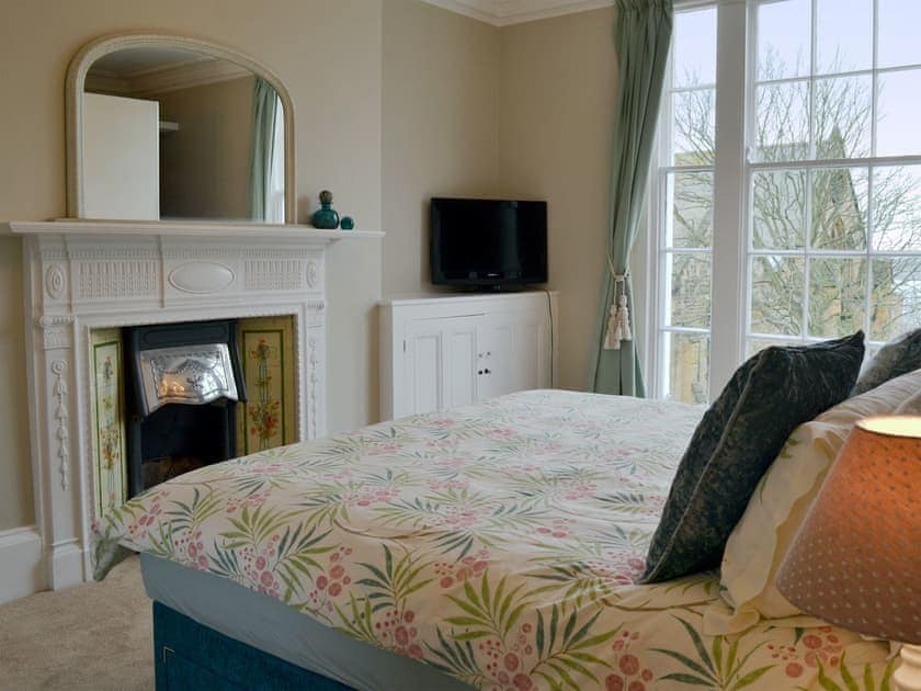 Well presented double bedroom | Twin Bays House, Scarborough