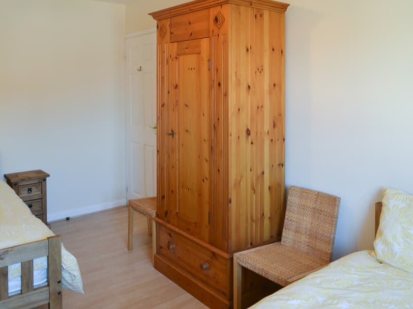 Twin bedroom with complementary furniture | Smuggler’s Retreat, Newbiggin-by-the-Sea
