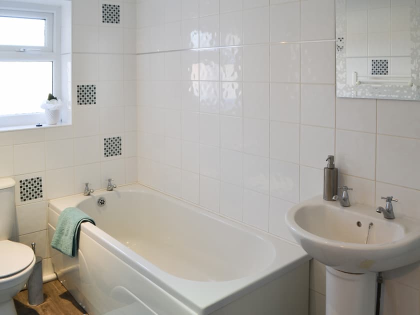 Tiled bathroom | Smuggler’s Retreat, Newbiggin-by-the-Sea