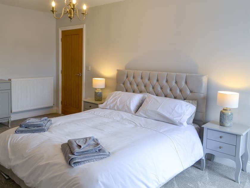 Comfortable bedroom with kingsize bed | Jubilee House, Alnwick