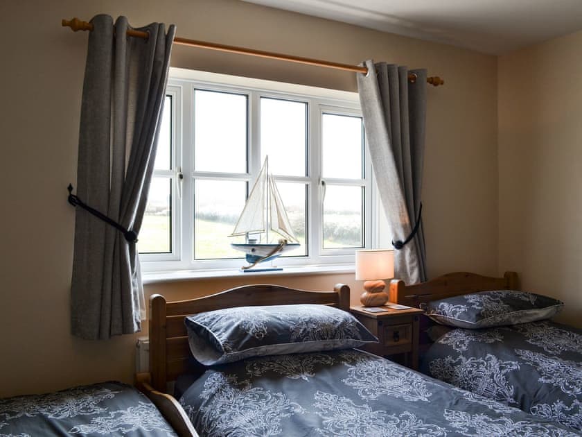Twin bedroom | High Tide, Binfield, near Newport