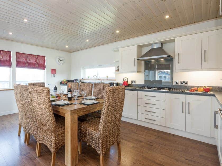Well-equipped kitchen with dining area | Broad Reach, Fritton, near Great Yarmouth