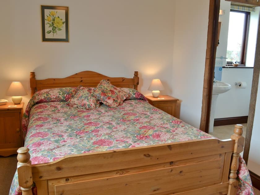 Double bedroom | Pond Cottage, Peasmarsh, nr Rye