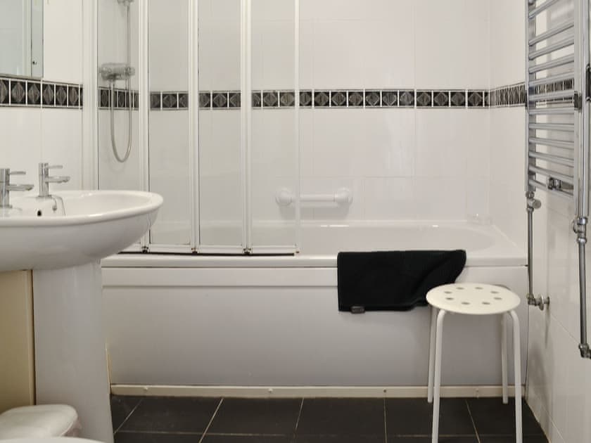 Bathroom | Elm Lodge - Southolme Lodges, Pickering