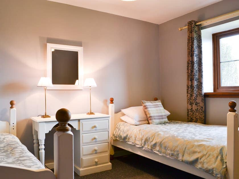Pretty bedroom with twin beds | Granary Cottage - Common House Farm, Melkridge