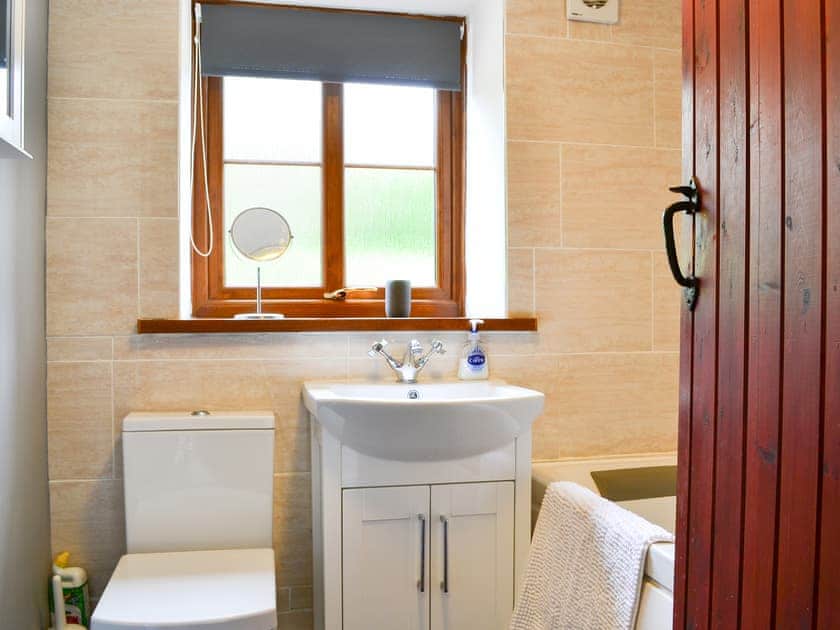 Lovely bathroom with shower over the bath | Granary Cottage - Common House Farm, Melkridge