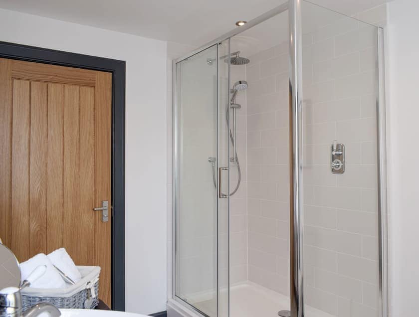 Light and airy shower room | The Sailmaker’s Loft, Anstruther