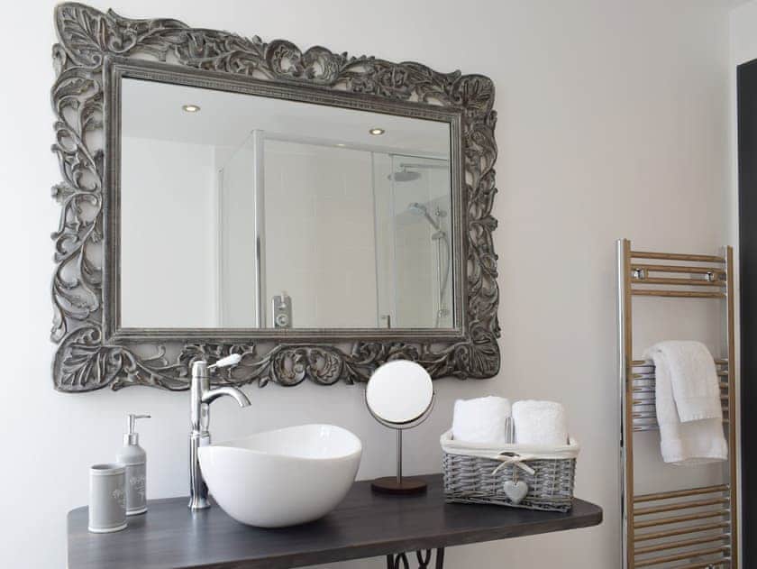 Elegant shower room | The Sailmaker’s Loft, Anstruther