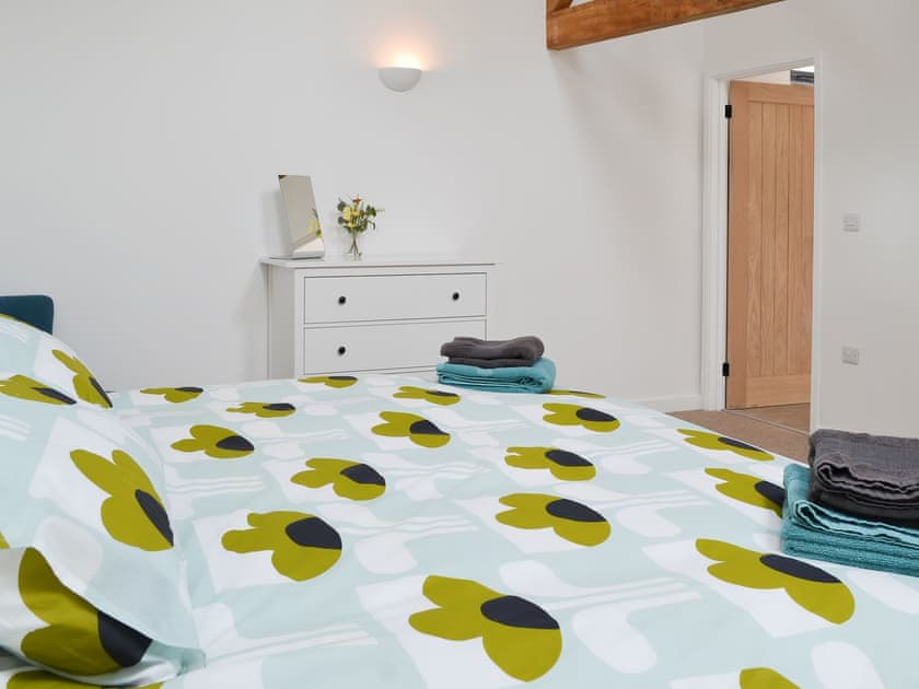 Beamed bedroom with en-suite | The Wheel House, East Hill, near Ottery St Mary