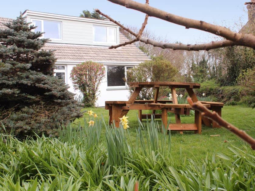 Well-maintained garden with garden furniture | Treen, Lansallos, near Looe