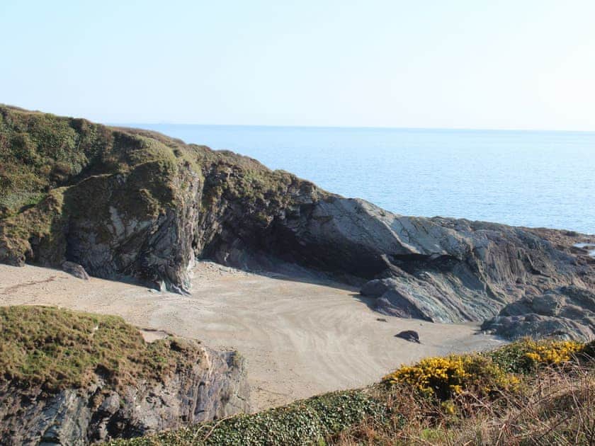 Hidden beaches along the coastline | Treen, Lansallos, near Looe