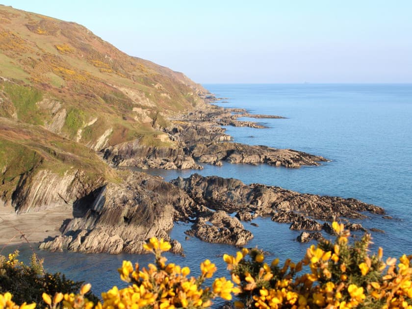 Rugged local shoreline | Treen, Lansallos, near Looe
