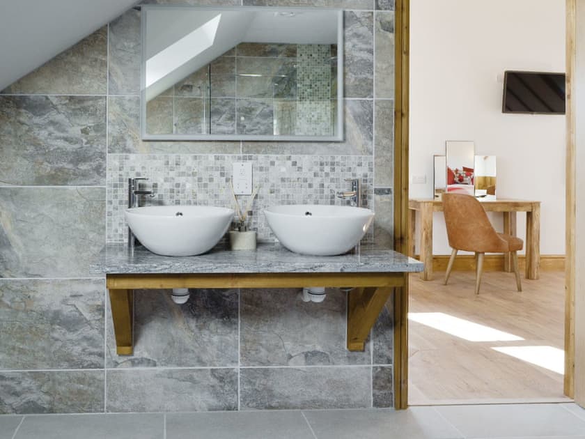 En-suite shower room | Lakeside Lodge, near Rhayader