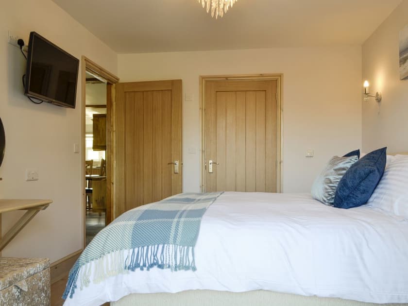 Attractive double bedroom | Lakeside Lodge, near Rhayader