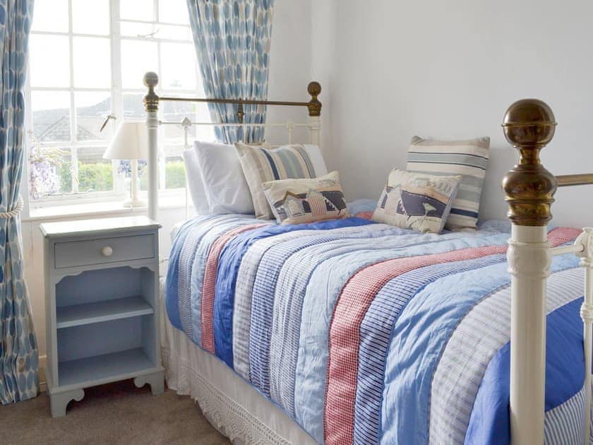Attractive twin bedroom | Laurel Cottage, Stoke Gabriel