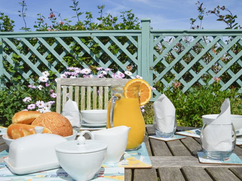 Breakfast area in the southwest facing garden | Haddock’s End, Pendeen, Penzance