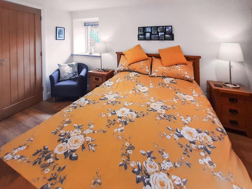 Attractive double bedroom with en-suite | Ladyvale Barn, Cardinham, near Bodmin